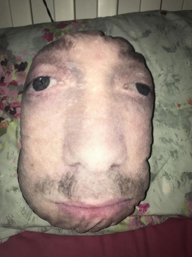 Ancak online alveri yapanlarn ok iyi bildii ve en az bir kere karlat bir riski iinde barndryor bu alveri tr. Ekranda mkemmel grnen rn elinize ulatnda aslnda pek de mkemmel olmayabiliyor. te bu galerimizde sipari verilen rn ile gelen rn arasndaki fark sizleri hem dehete drecek hem de kahkaha attracak. te birbirinden komik online alveri madurlar.