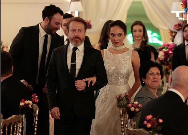 Yapmclar ve senarist bu sesi ne kadar duyar bilinmez ama bu kez de Milliyet Gazetesi&#8217;nden Sina Kololu kesinde kk bir uyar yapmadan geemedi. Bakn Kololu ne diyor: