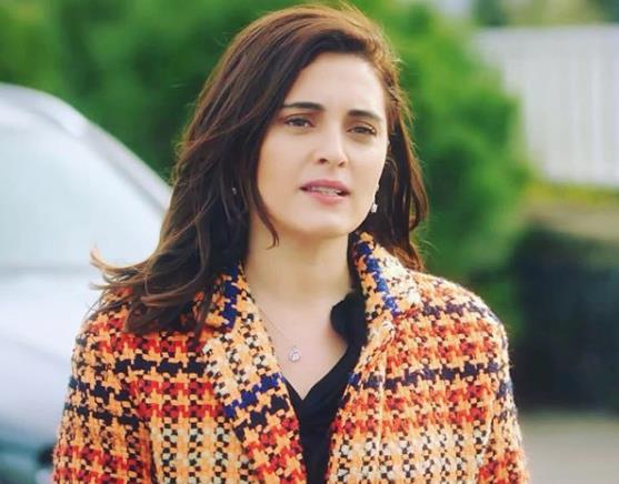 Getiimiz hafta yaynlanan btn blm boyunca siyah bir p poetinin etrafnda dnen dizi, sosyal medyada da fazlasyla ti&#8217;ye alnmt. Aslnda izleyicinin bir ekilde izlemek iin kendisini zorlad, bitmesini de istemedii ama son 4 blmdr snrlar zorlayan Ufak Tefek Cinayetler, hzla kan kaybediyor. Kostmleriyle. hikayesiyle, oyunculuklaryla ok konuulan dizinin en byk sorunu senaryo u anda.