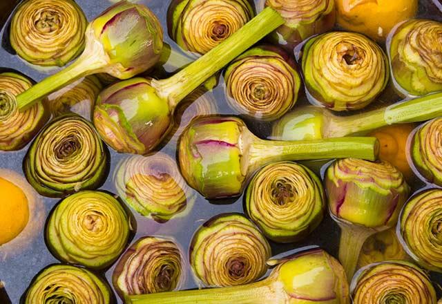 Enginar   <p>    Enginar asla diyetinizden karmamalsnz. Sonuta, sadece karacieriniz iin deil ayn zamanda pankreasnz iin de iyidir.  Doal enzimleri, yalarn sindirimiyle ilikili olan tm srelerin rejeneratrleri, koruyucular ve iyiletiricileri olarak grev yaparlar.