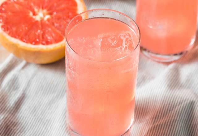 Gnde 1 tane greyfurt  <p>    Greyfurt salkl bir karacier iin muhteem bir meyvedir. Yksek C vitamini ierii ve antioksidanlar karacierin doal arnma ilevlerine yardmc olur.  Kahvaltda bir bardak taze sklm greyfurt suyu iebilirsiniz.