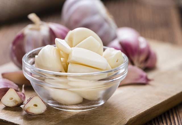 Kahvaltdan nce bir di sarmsak<p>      Bo bir mide zerine bir di sarmsak yemek muhtemelen doal tptaki en klasik reetedir. Sarmsak az kokusuna neden olur ancak karacier fonksiyonunuzu optimum bir hale getirmek ve kilo vermek istiyorsanz, her sabah bo mideye bir di sarmsak yemenizi neririz.