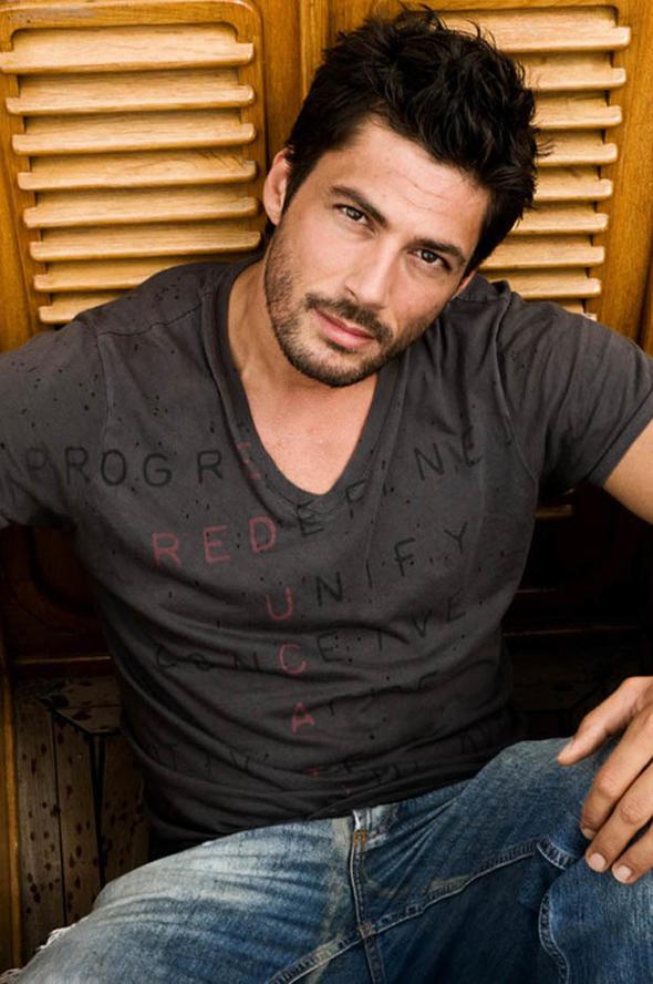 Pamir Pekin, 31 Mays 1979'da dnyaya geldi. Onun burcu kizler.