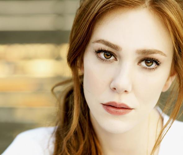 Elin Sangu, 13 Austos 1985'te zmir'de dnyaya geldi. Gen oyuncu Aslan burcu. Lider bir bur olan Aslan mensuplar ayn zamanda fiziksel grnleriyle de dikkat ekiyor. Sangu da burcunun btn zelliklerini eksiksiz ekilde tayor.    Sangu ile Ardu'un barollerini paylat Kiralk Ak dizisinin bu kadar baarl olmas iki oyuncunun burlarnn uyumuna bile balanmt.