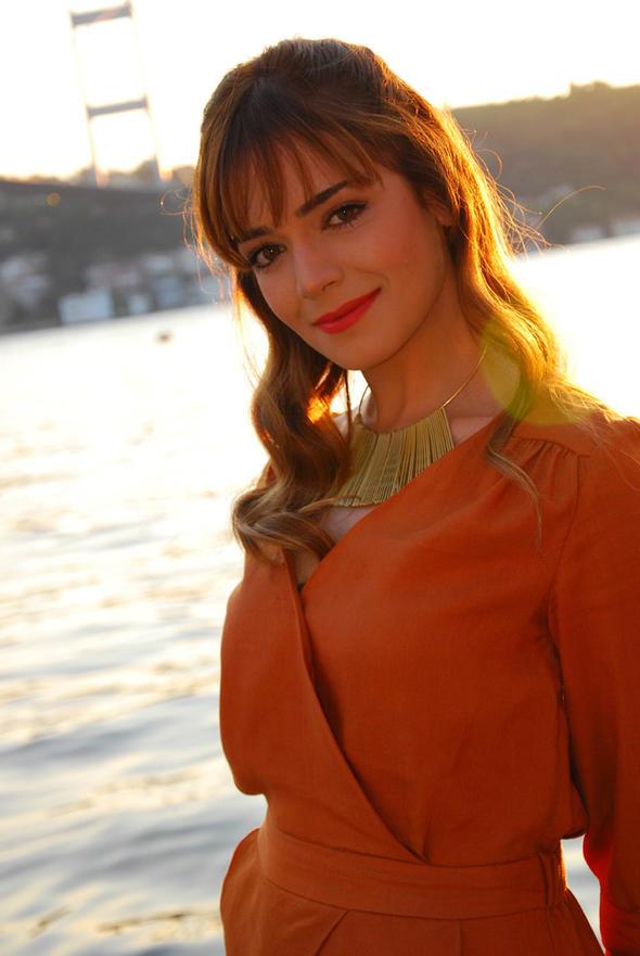 pek Karapnar'n doum tarihi 1 Ocak 1984. Burcu ise Olak.