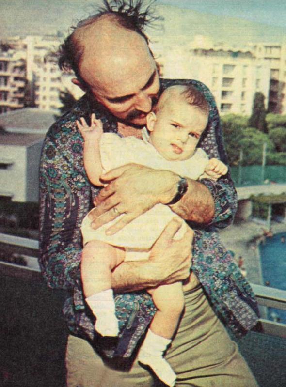 Akam Life'n haberine gre; Rportajlarnda srekli olarak 1974 doumlu olduunu dile getiren Serengil&#8217;in gerek ya ortaya kt.