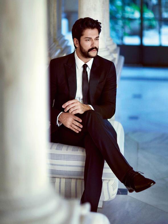 Burak zivit, 24 Aralk 1984'te dodu.Yakkl oyuncu Olak burcu.