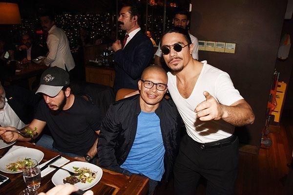 Restoran sahibi Nusret Gke, Alex de Souza ile zel olarak ilgilendi.