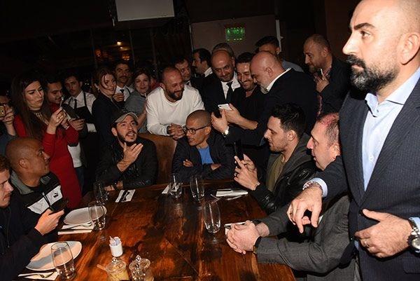 Kitabnn imza etkinliklerine katlmak ve yarn oynanacak Fenerbahe-Galatasaray derbisini izlemek iin stanbul'a gelen Brezilyal futbolcu Alex de Souza, nceki akam Etiler Nusr-et'deydi.