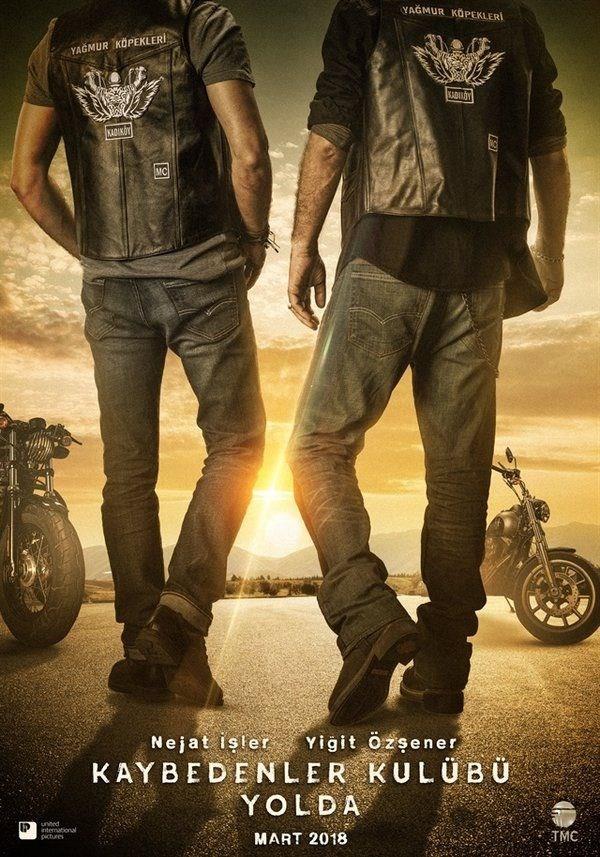 "Kaybedenler Kulb Yolda"<p>      Nejat ler ve Yiit zener gencecik adamlarken, Nejat'n rol yapmadn dndm, zener'in iyi bir aktrlk sergilediine inandm o filmi izledim. Ne gzel filmdi, ne gzel gnlerdi... Bydk biz de, onlarda... Gzel kalan eyse "yol"du. Yola kmaya karar vermek, yeniden domak gibiydi. Hepimiz o kulbn yesiydik. Yollarmz ayrld bazlaryla, bazlaryla kesiti. Ama bir eylerin zerinde olmak, yrmek, yolculua kmak, hep heyecanlandrd biz kaybedenleri. Nejat ler'e iir gibi konumak hep yakrd, yine yakyor. Yiit zener yine ayn alayclkta, sadece sakallar biraz daha beyaz. Kaan ve Mete'nin yeni hikayesini Mehmet Ada ztekin ynetiyor.