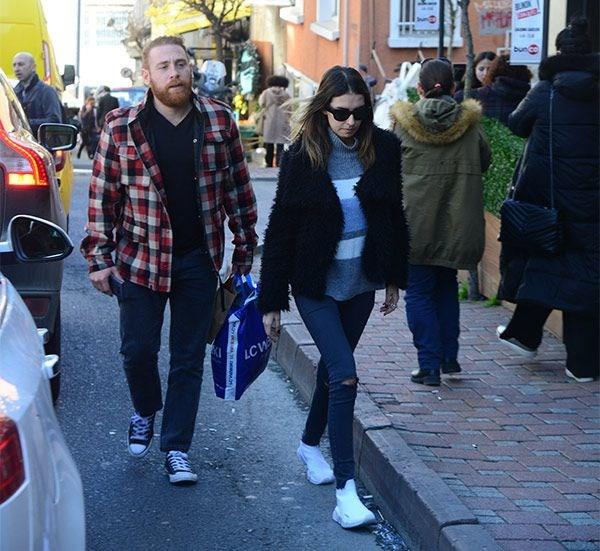 Oyuncu Furkan Kzlay, ocukluundan itibaren rol ald 'ocuklar Duymasn'dan ayrlm ve baka bir dizide rol almaya balamt. nceki gn Nianta'nda kz arkada ile grntlenen Kzlay, diziden kendi isteiyle ayrldn syledi.