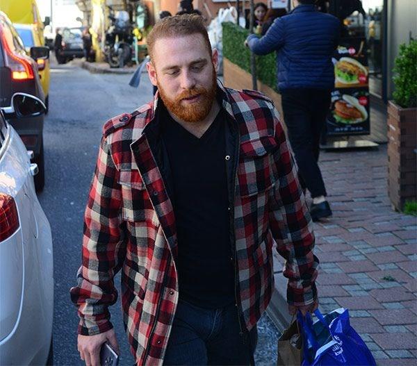 Dizinin yapmcs Birol Gven ile halen grtklerini vurgulayan Furkan Kzlay, "Ben baka rollerde, baka yapmlarda da yer almak istediim iin diziden ayrldm. Ekonomik anlamazlk sebebiyle diziden ayrlmadm" dedi.