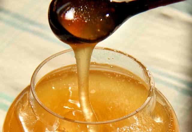 Dorudan ar kovanndan elde edilerek, kimyasal ilem grmeyen ham baln, enzimlerini ve polenini kaybetmedii iin rahatszlklar konusunda byk bir ifa kayna olduuna dikkat eken Ahmet Baran Aksoy, &#8220;zellikle vitamin ve mineral ieren besinler bahar yorgunluu sendromundan korunmak iin olduka nemlidir.