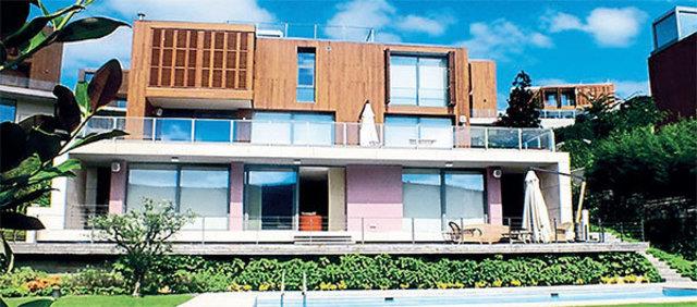 Posta'nn haberine gre; Arda Turan ve Aslhan Doan, stanbul&#8217;daki ubuklu Vadi Evleri&#8217;nden 25 bin liraya villa kiraladlar. Aslhan Doan,  katl lks evlerinin dekorasyonu iin 150 bin lira harcam. Arda Turan ise villann geni bahesine ufak bir futbol sahas yaptrm.