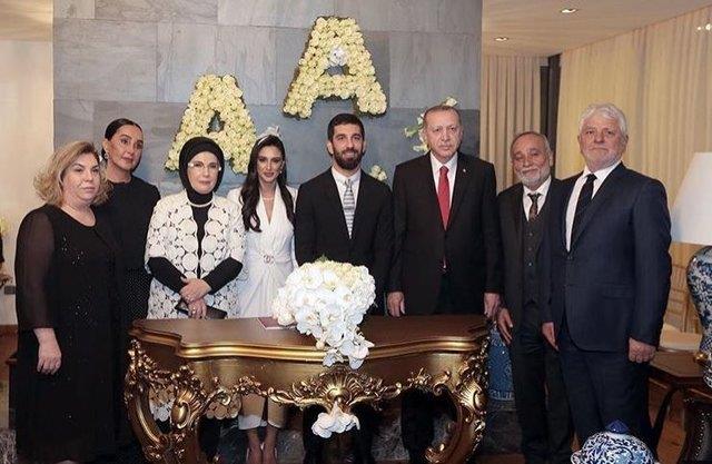 Baakehirli futbolcu Arda Turan,  yl ak yaad Aslhan Doan ile 11 Mart Pazar gn evlendi.