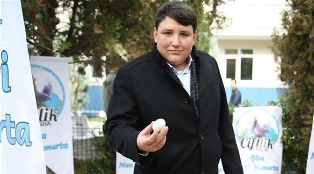 4. Saadet zinciri nedir?<br>    Trkiye'de saadet zinciri olarak bilinen sisteme genel olarak piramit sat sistemi deniyor.    Ponzi emas ya da Ponzi Oyunu olarak da literatre geen ilk piramit sat sistemi, 1919 ylnda Charles Ponzi'nin gelitirdii uluslararas kupon demeleri sistemi ile ortaya kt.    Uluslararas geri deme kuponlarnn lkeler aras fiyat farkllndan kr etmek amacyla kurulan sisteme gre ne kadar kii girerse elde edilecek kar artyordu.    Ancak piramit olarak byyen sistem ile ilgili endielerin artmas ve nakit aknn kesilmesiyle sistem en sonunda kt.