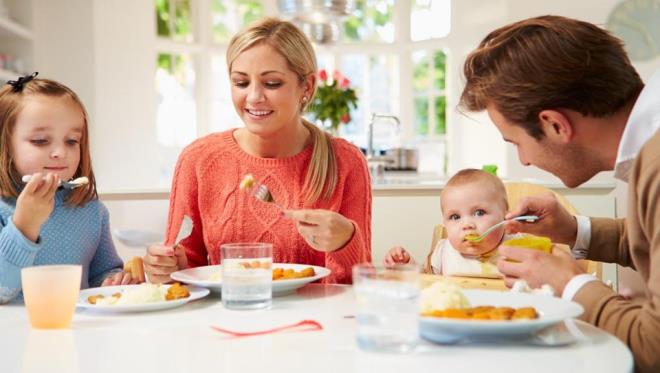 Beslenme konusunda uygun snrlar koyulmaldr. Ne, nerede, ne zaman ve ne kadar sorularnn yantlarn ocuunuzu izleyerek, ondan gelen ipularn deerlendirerek ve salkl beslenme ilkelerini gz nnde bulundurarak belirleyebilirsiniz.