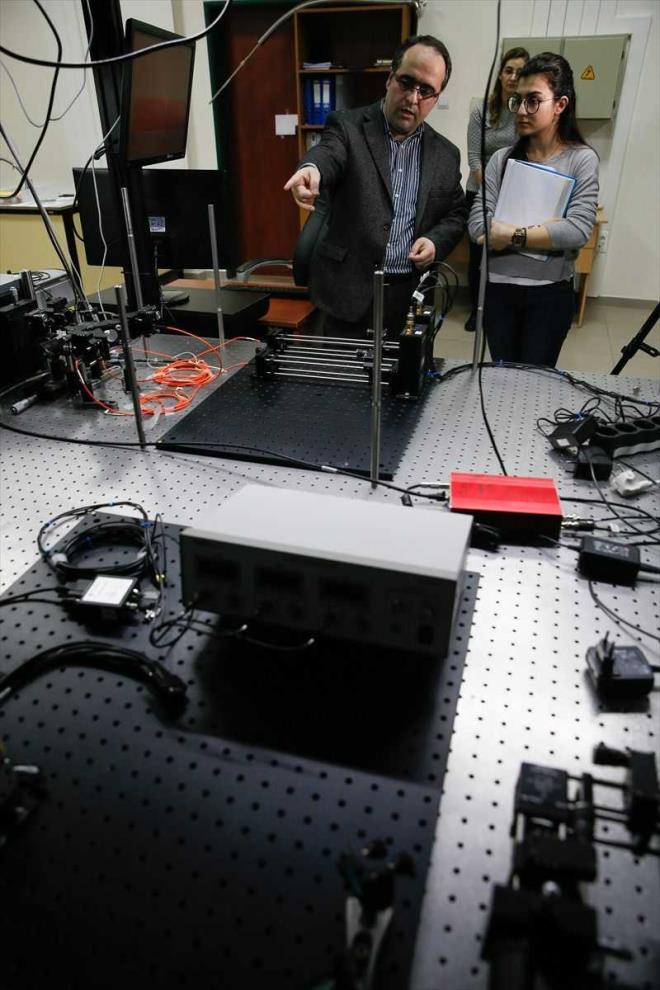 Ate, bundan sonraki srete bu k paracklaryla kuantum anahtar datmn gerekletireceklerini bildirdi. Elde edilen anahtarlarn BLGEM'de gerekli gvenlik testlerinden geirildikten sonra ifrelemede kullanlabileceini vurgulayan Ate, bu yntemde, k paracklarnn kar tarafa fiber hat veya ak hava zerinden bir teleskop, uydu araclyla aktarlacan da szlerine ekledi.