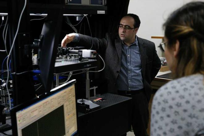 zel bir lm metoduyla bu aktarlm fotonlar zerinde bir anahtar da oluturup iki kullanc arasnda datm olacaz. Laboratuvarmzda yaptmz alma byle bir kuantum anahtar datm sistemi iin gerekli olan verimli k kaynaklarnn gelitirilmesi ve bir cihaza entegre edilerek gvenlik iin gerekli olan anahtarlarn retilmesini ieriyor." dedi.