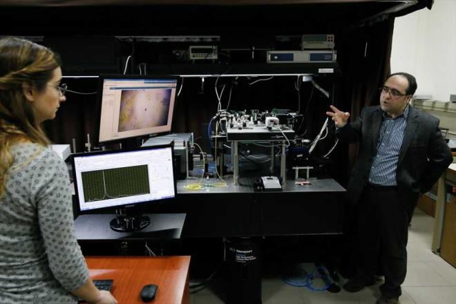 Anahtar olarak kullanlacak bilgiyi k paracklarnn polarizasyonlarna ykleyerek iki kullanc arasnda datlmasn salayacaklarn anlatan Ate, "Her bir k paracnn polarizasyonunu tamamen rastgele bir ekilde deitirebilmek iin yine tek foton mertebesinde k kullanlarak gelitirilecek olan bir kuantum rastsal say reteci kullanlacaktr.