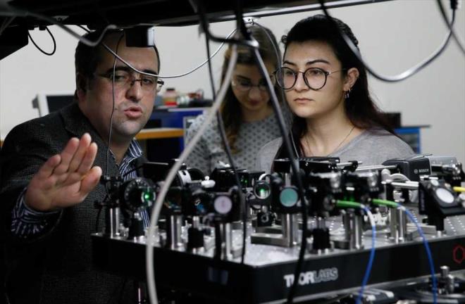 Ate, bilgi gvenliinde, ifreli mesajn nc bir kiinin eline gemesinden daha byk tehlikenin o ifrenin zlmesini salayacak anahtarn tespiti olduunu, bu nedenle kullanlan anahtarn gizlilii ve tahmin edilemez olmasnn gvenlii saladn dile getirdi.