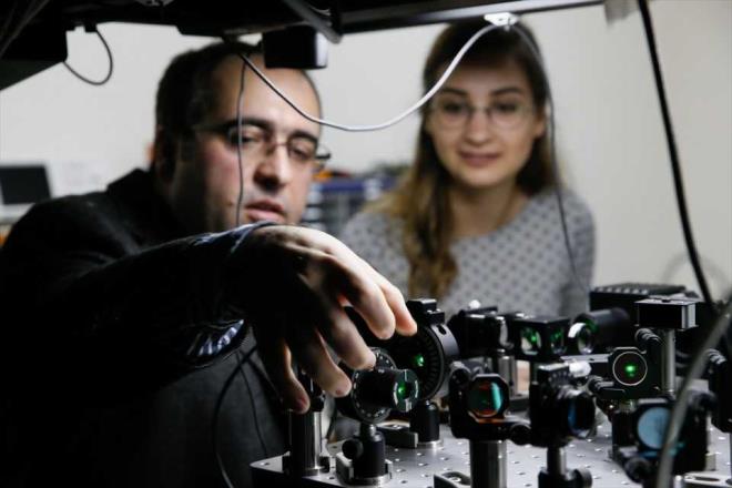 Gvenlii "tahmin edilemez anahtar" salayacak Ate, zerinde altklar projede klasik anlamda ifreleme iin kullanlan anahtar datm metodlarna alternatif olarak tek foton seviyesinde k kullandklarn syledi.