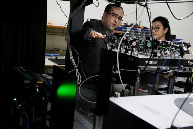 Mevcut ifreleme yntemlerinin belli matematiksel zorluklara dayandna dikkati eken Ate, yle devam etti: "Bu zorluklar hesaplama teknolojilerindeki gelimelerle gvenliini yitirme aamasnda. zellikle kuantum bilgisayar teknolojisinin kullanlabilir hale gelmesi klasik anlamda bildiimiz ifreleme ve anahtar retim metodlar zerinde ykc bir etki yaparak bu sistemlerin tamamyla deimesini gerektirecektir.