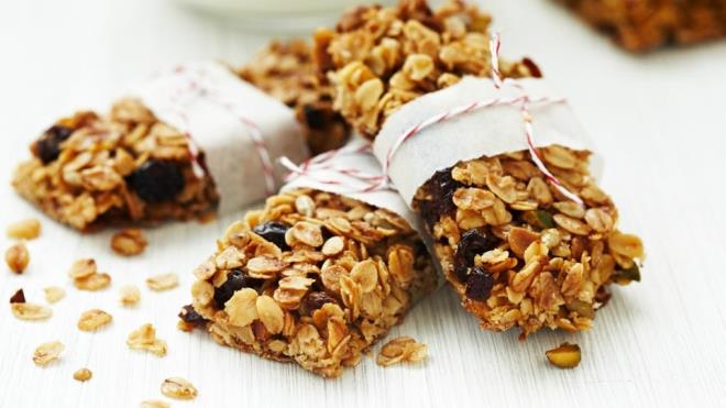 ll attrn  Gnlk yemek plannz iinde kk gibi grnen attrmalarnz gzden karmayn. ikolata, cips, biskvi gibi fazla yal attrmalar yemeyin. Masum gibi grnen ceviz, fndk, badem, kuru meyveler gibi salkl attrmalklarn da porsiyonuna dikkat edin.