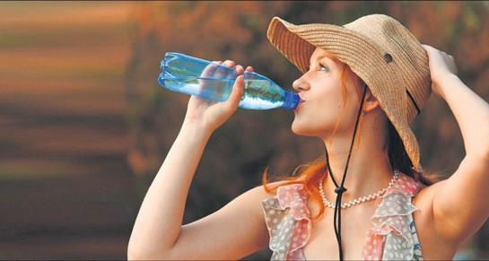 Susuz kalmayn  Gnde 2- 2,5 litre su tketmeye zen gsterin. n ncesinde ve srasnda su imek, kalori almadan doygunluk hissinin olumasna yardmc olarak o nde gereksiz kalori almn engelliyor. Ayrca yksek kalorili yiyeceklere kar iradeli olmaya da yardmc oluyor.