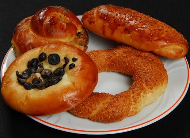 Tehlikeli kahvaltlara dikkat!  Akam yemei ile kahvalt arasnda yaklak 11-12 saatlik bir sre mevcut. Kahvalt yaplmadnda bu sre 16-17 saate kyor. Uzun sreli alk, metabolizma hzn azaltacandan kilo almna neden oluyor. Bu nedenle uyannca 1 saat iinde mutlaka kahvalt yapn. Kahvaltnn atlanmas veya kahvaltda poaa ve brek gibi kalorisi yksek besinlerin tercih edilmesi kilo almnn en nemli nedenlerinden biri.