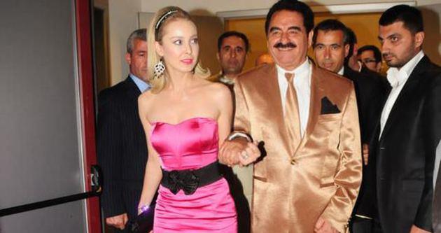 brahim Tatlses'in eski ei Ayegl Yldz'dan evlilik aklamas. Trkc brahim Tatlses'in torunu Mert Tatlses, nceki akam Cerensu Ylmaz'la bir otelde evlendi. Cadde'nin haberine gre, dn trenine brahim Tatlses'in eski ei Ayegl Yldz, kzlar Elif Ada Tatlses ve Dilan tak Tatlses de katld. Ayegl Yldz, "brahim Bey'le yeniden evlilik olur mu?" sorusuna, "Tekrar bir evlilik olmaz. Kzm iin olsa bile dnmem" cevabn verdi.