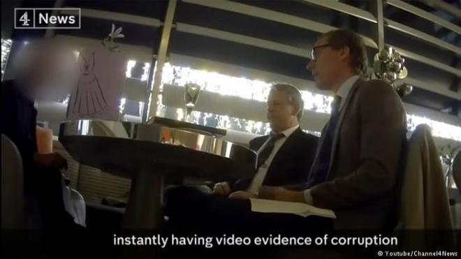 Facebook'tan kiisel verileri izinsiz ekilde ald ne srlen analiz irketinin en tepedeki yneticisine ait gizli ekilen grntler, verilerin ABD bakanlk yarnda Trump'n lehine kullanldn ortaya koydu. (Channel 4 News'un Cambridge Analytica'nn grevden alnan Ynetim Kurulu Bakan Alexander Nix ile yapt gizli ekimden bir kare)