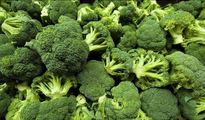 1. Brokoli: Nikotinin vcuttaki C vitamini orann azaltyor. C ve B5 vitaminleri asndan zengin olan brokoli ise bu eksiklii tamamlamaya alyor.