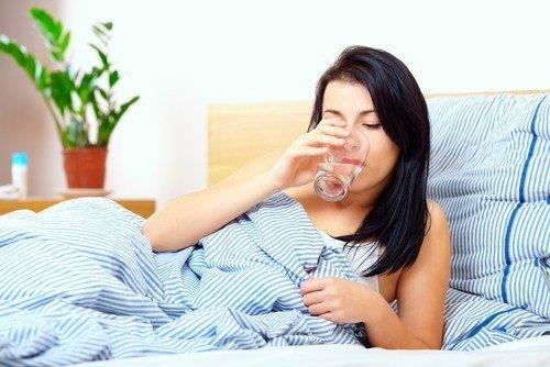 OK SU EN KADINLAR ENFEKSYON YLET YANILGISINA DYOR    zellikle kadnlarda idrar yolu enfeksiyonunun ok grldn belirten Arun, "Kadnlar fazla su ierler ve idrar yolundaki yanma hissi azald iin enfeksiyonun tedavi olduunu sanr oysa fazla su itiiniz iin idrar seyreltirsiniz bu yzden de yanmanz azalr" ifadelerini kulland.