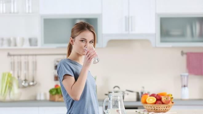 ay, kahve, enerji iecekleri su yerine gemez aksine fazla su tketimine ynlendirir. Ayran hem protein ile besler hem de su ihtiyacn karlar. Ayran protein ve su bileimidir, aldnz suyu, vcut atmaz. ay ile aldnz suyun fazlasn ise idrar ile atarsnz."