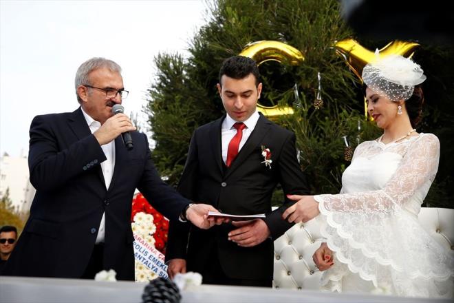 Antalya'da grevli polis memuru Ceren Ekinci, 10 ay nce silahndan kaza ile kan kurunun bana isabet etmesi sonucu yaralanmasna neden olan meslekta Taha Yasin Gl ile evlendi.