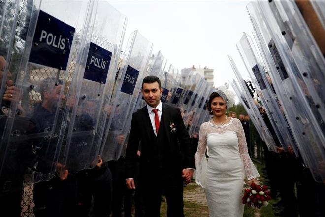 Antalya'da grev yapan polis memuru Ceren Ekinci, 10 ay nce silahndan kaza ile kan kurunun bana isabet etmesi sonucu yaralanmasna neden olan meslekta Taha Yasin Gl ile dnyaevine girdi. Polis iftin gelin arabas ise TOMA oldu.