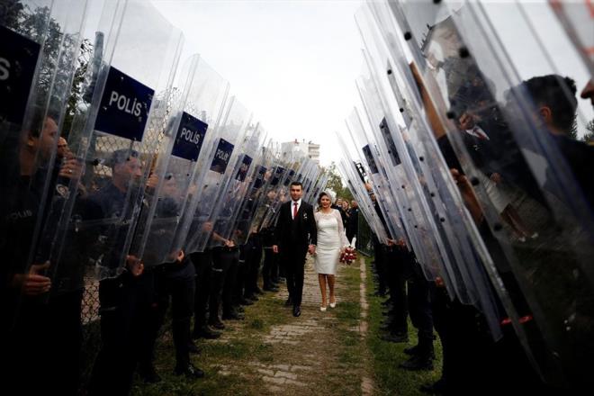 Antalya evik Kuvvet ube Mdrlnde dzenlenen trene, grev yaptklar Toplumsal Olaylara Mdahale Arac (TOMA) ile gelen polis ift, meslektalarnn kalkanlar arasnda tren alanna girdi.