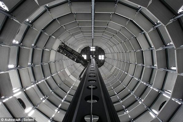 Aralar robot bir kol ile tnelin ucundan alnyor ve yine mekatronik nitenin belirledii yerde muhafaza ediliyor.