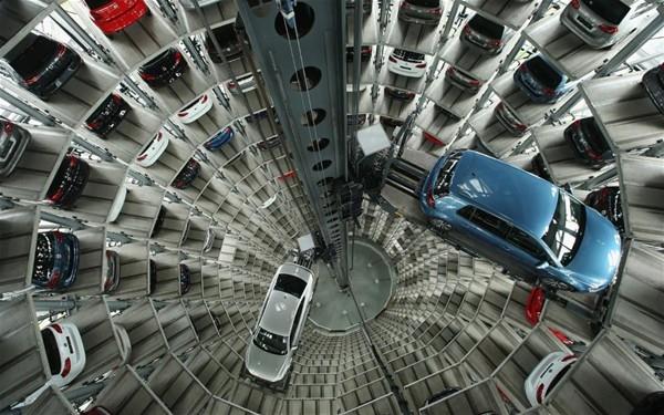 Otoparkn iinde hareket eden tek ey ise sadece bu mekatronik nitenin kontol ettii robot kol.