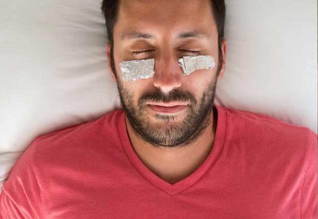 Birok grip belirtisini alminyum folyo kullanarak ve hibir ila almadan atlatabilirsiniz. Ayaklarnz yaklak 5-7 kat folyo ile sarmay deneyin. Folyo, anti-inflamatuar zelliklere sahiptir ve baz souk algnl semptomlarnza kar yardmc olabilir. Ayaklarnz n iki saat nefes almasn salayn ve ayn ilemi tekrarlayn. Birka gn iinde bir gelime greceksiniz.  Semptomlarnz bir haftadan uzun srerse  vakit kaybetmeden doktorunuza grnmelisiniz.