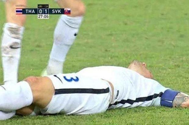 lk yarda yakn mesafeden suratna sert biimde top gelmesiyle yerde kalan deneyimli savunmac, iin derhal salk ekibi mdahale etti.