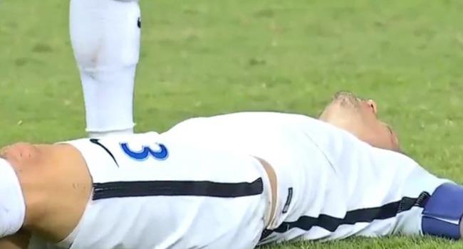 Dili yznden nefessiz kald  Karlama bu olay nedeniyle bir sre duraklamasnn ardndan kald yerden devam etti. Fenerbaheli futbolcunun dilinin nefes yolunu bir sreliine tkamas nedeniyle, bir sre nefessiz kald belirtildi.