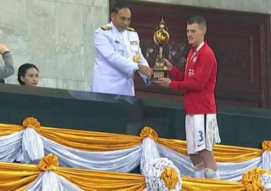 Matan sonra kupay kaldrd-    Martin Skrtel yaplan mdahalenin ardndan kendine geldi ve oyuna devam edebildi. Slovakya Milli Takm kaptan ikinci yar oyundan karken, man ardndan kupay kaldran isim oldu.