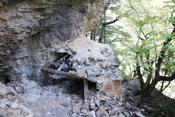 Greceksiniz ki o alanlarda da Smela&#8217;da ok gzel bir merkezi stma sistemi, bacalarn odalar dolat, ok gzel mineler ve kitaplklarn olduu, lavabolarn, tuvaletlerin mthi bir yamur kanallarnn ve kanalizasyonun olduunu greceiniz alanlar da inallah bu dnem restorasyon bittikten sonra ziyaret edilebilecek" dedi.