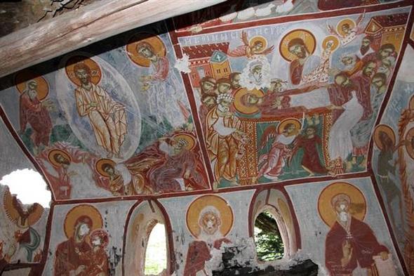 Kk apel odalarndan oluan ve duvarlarnda fresklerin yer ald alanlarn da restorasyona dahil edilerek gn yzne karlmas iin alma balatld. 30 metrelik yol yaplmasnn planland alan iindeki hasar gren fresk ve at ksmlar yeniden onarlacak, restorasyonu tamamlandnda ise Smela Manastr yeni bir ziyaret alanlarna kavumu olacak.