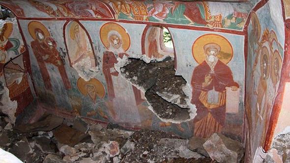 TRKYE'nin nemli tarihi ve turistik mekanlarndan Smela Manastr&#8217;nda, 2,5 yldr sren restorasyon almas srasnda daha nce kuzey atnn st sa yamacnda gizli geitle ulalan alann ortaya karlmasnn ardndan bu kez de 'ile odalar' ad verilen yeni alanlar gn yzne karlyor. Maka Belediye Bakan Koray Kohan, Smela&#8217;da imdiye kadar grlmemi olan alanlar kefedildiini belirterek, "Restorasyonla ziyaretiler o alanlara girebilecek" dedi.