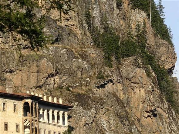 Hristiyanlarn tapnak veya kutsal alan olarak kabul ettii apel olduu belirlenen alanda bugne kadar grlmemi 'cennet ve cehennem', 'lm ve yaam' tasviri tayan fresklerin yer ald belirtildi.