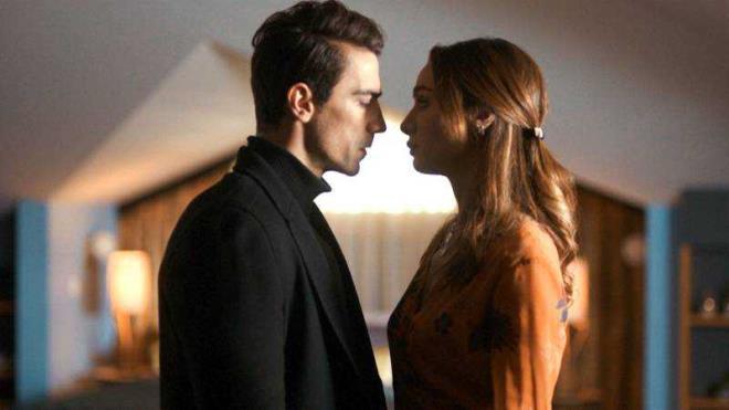 Ancak lkemizdeki dizilerin kaderi aldklar reytinge bal. Pazartesi gnleri Sz ve ukur gibi dizilerin varl dier dizileri olumsuz etkilese de Siyah Beyaz Ak Dizisi ald ve alaca reytinglerle mrn uzatabilir.