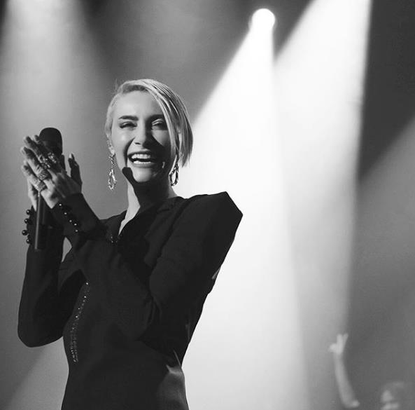 Havaalannda karsnda muhabirleri gren Sla koar admlarla alana giri yapmak istedi. Muhabirlerin &#8220;Can Yantr ile ak yaadnz doru mu?&#8221; sorusuna &#8220;Arkadalar daha nce gereken cevab verdim. Konser iin spanya'ya gidiyorum. Kolay gelsin&#8221; demekle yetindi.